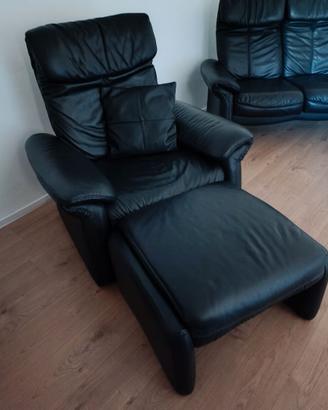 Poltrona in pelle nera con sgabello