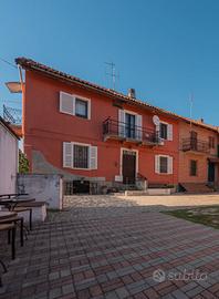 Cascina ristrutturata con terreno