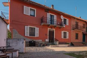 Cascina ristrutturata con terreno