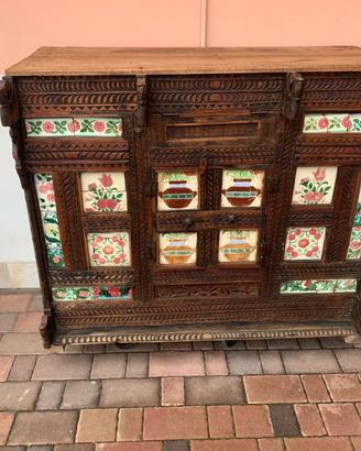 Credenza antica con vecchie maioliche