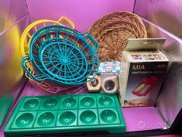 Set 99/00 grattugia nuova, 12 portapiatti e varie