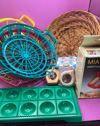 Set 99/00 grattugia nuova, 12 portapiatti e varie