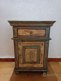 Mobiletto shabby chic dipinto a mano