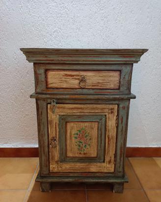 Mobiletto shabby chic dipinto a mano