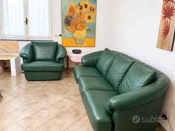 Divano e poltrona in vera pelle verde