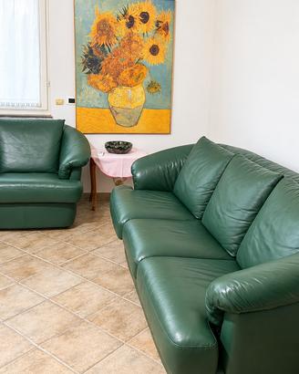 Divano e poltrona in vera pelle verde