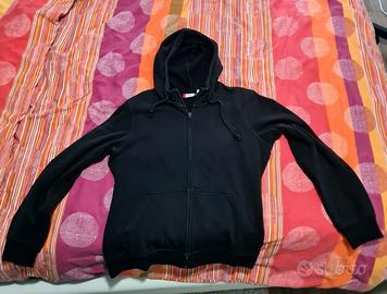Felpa nera con cappuccio e zip donna