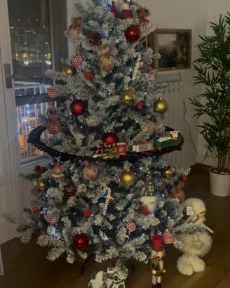 Albero di Natale con Decorazioni