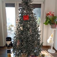 albero  Di natale innevato 