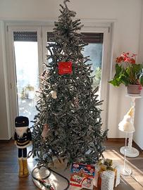 albero  Di natale innevato 