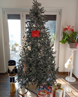 albero  Di natale innevato 