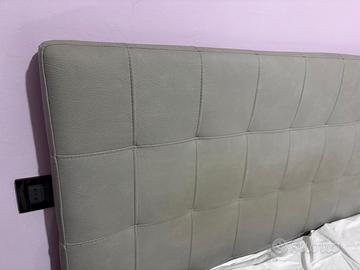 Letto matrimoniale in similpelle grigia