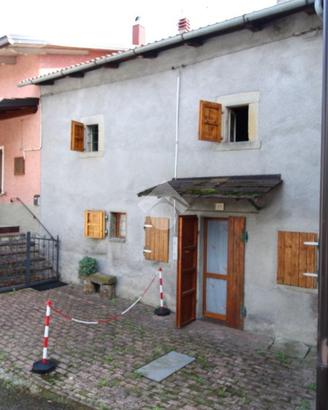 CASA DI CORTE A TOANO