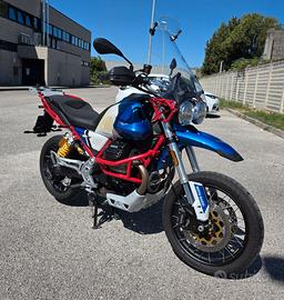 Moto Guzzi V85 TT 2023, blu,  in garanzia, 9250km
