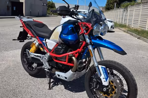 Moto Guzzi V85 TT 2023, blu,  in garanzia, 9250km