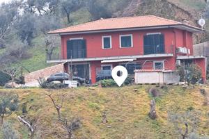 Villa appartamenti e terreni