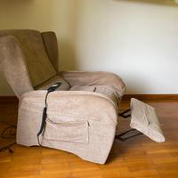 POLTRONA ELETTRICA RECLINABILE PER ANZIANI