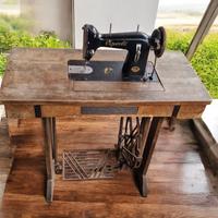 Macchina da cucire Vigorelli con mobile anni 50