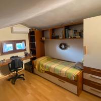 camera da letto con scrivania