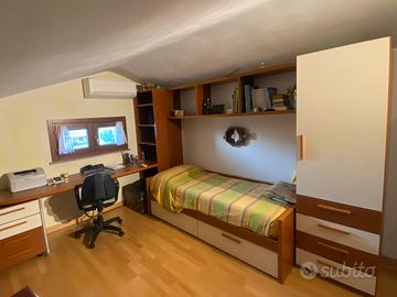 camera da letto con scrivania