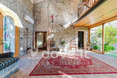 Rustico / Casale di 385 m² con più di 5 locali e p
