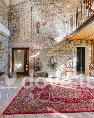 Rustico / Casale di 385 m² con più di 5 locali e p