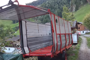 Rimorchio con fondo scorrevole per scaricare cippa