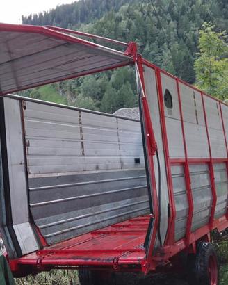 Rimorchio con fondo scorrevole per scaricare cippa