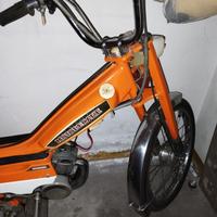 scooter 50 arancione con 2000 km 50 anni di vita
