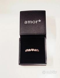 Anello Amor con motivi a cuoricino in zircone.