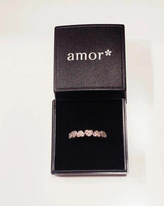 Anello Amor con motivi a cuoricino in zircone.