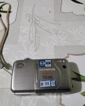 macchina digitale "Olimpus" Camedia con batteria  