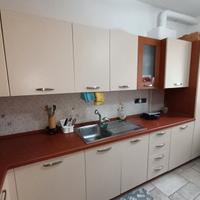 Cucina in laminato color crema e ciliegio