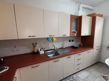 Cucina in laminato color crema e ciliegio