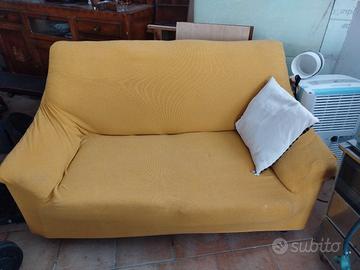 divano due posti con copridivano 