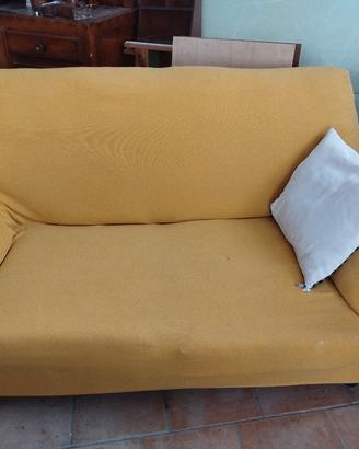 divano due posti con copridivano 