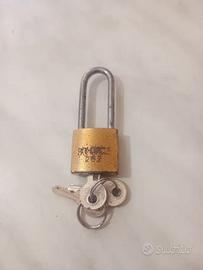 Lucchetto ad arco lungo in ottone Tri-Circle 262 (
