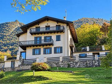 VILLA UNICA IMMERSA NEL VERDE