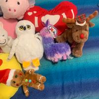 Insieme di peluche e cuscini