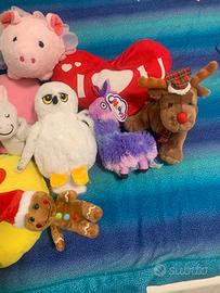 Insieme di peluche e cuscini