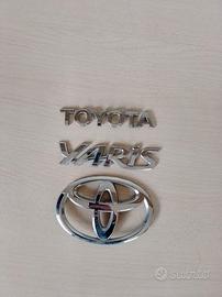 Scritta + Logo portellone posteriore Toyota Yaris