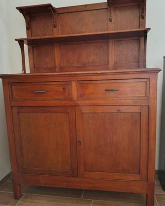 Credenza con piattaia