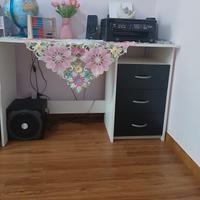 Scrivania sedia e biblioteca sospessa