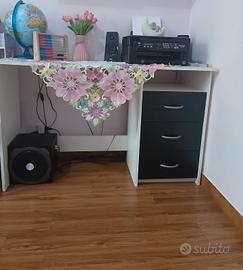 Scrivania sedia e biblioteca sospessa