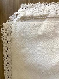 Copriletto matrimoniale con pizzo all’uncinetto