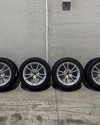 Set cerchi e gomme invernali 215/55 R17 98H