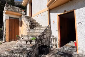 Casa indipendente di 149 m² con più di 5 locali a 