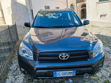 splendida RAV4 2.2 td