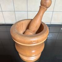 Mortaio e pestello in legno chiaro di Ontano