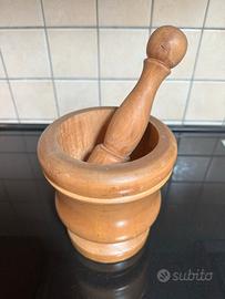 Mortaio e pestello in legno chiaro di Ontano